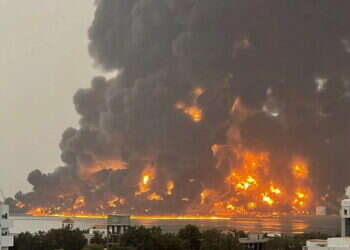 שעות לאחר התקיפה בתימן: צוותי הכיבוי עדיין נאבקים בשריפת הענק