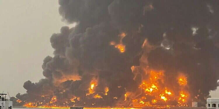 שעות לאחר התקיפה בתימן: צוותי הכיבוי עדיין נאבקים בשריפת הענק