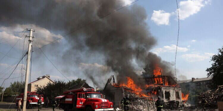 שריפה בבית פרטי שנהרס במהלך מתקפת טילים בעיירה קוסטיאנטיניבקה שבאזור דונייצק. צילום: AFP 8-24 אלף דולר: תעריפון ההימלטות מצבא אוקראינה