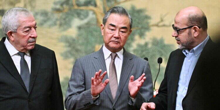 שר החוץ של סין וואנג יי ונציגי חמאס ופת היום שאחרי: פת"ח וחמאס הסכימו להקים "ממשלת פיוס" בעזה