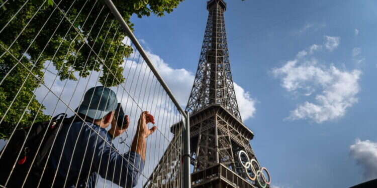 פריז נערכת לאולימפיאדה. צילום: AFP