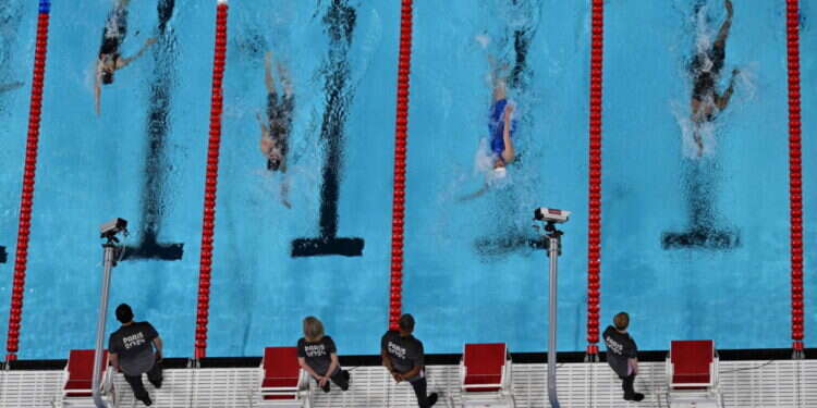 אחד ממקצי השחייה באולימפיאדת פריז. צילום: AFP בריכות איטיות: יש אמת מאחורי טענות השחיינים באולימפיאדה