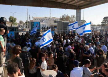 הפגנה על מעצר הלוחמים בכניסה לשדה-תימן. צילום: AFP