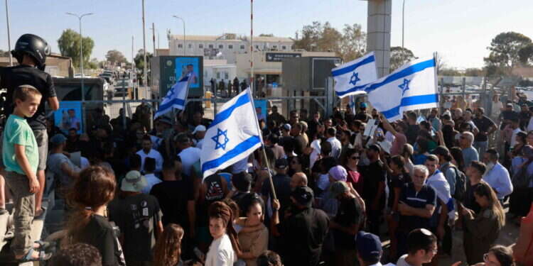 הפגנה על מעצר הלוחמים בכניסה לשדה-תימן. צילום: AFP