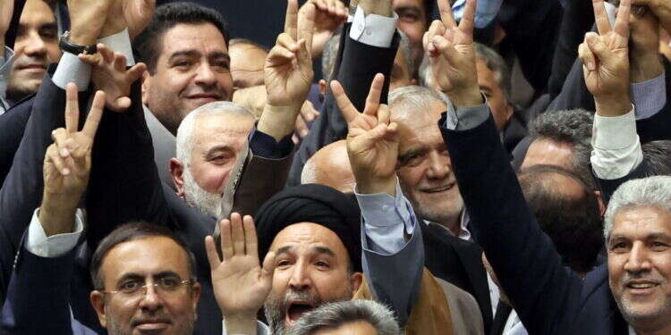 איסמעיל הנייה בטקס השבעתו של נשיא איראן, ביום לפני שוסל. צילום: AFP "פשיטה ציונית בוגדנית": רוסיה, סין ואיראן גינו את חיסול הנייה