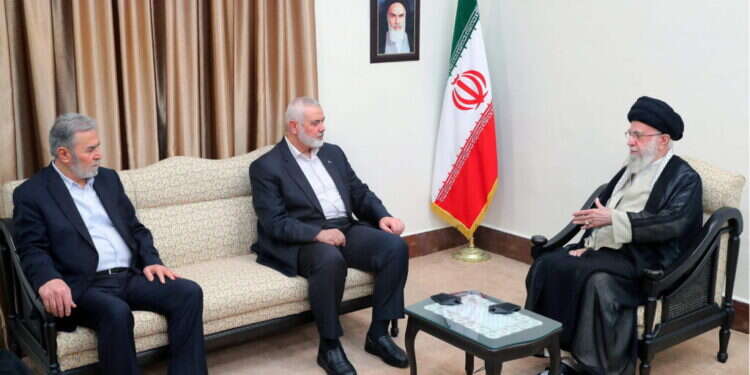 איסמעיל הנייה עם מנהיג הג'יהאד האסלאמי זיאד נח'אלה אצל נשיא איראן מסעוד פזשכיאן, פחות מיממה לפני שחוסל. צילום: AFP מקור איראני: חיסול הנייה – באמצעות טיל קרקע-קרקע ממדינה אחרת