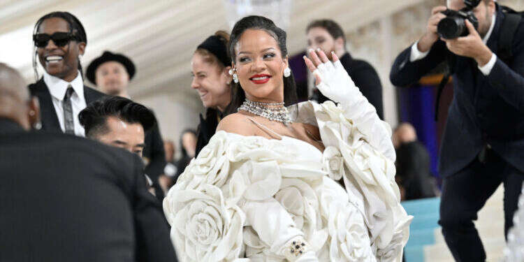 הופעת אורח מיוחדת בחגיגות החתונה. הזמרת ריהאנה. צילום: Evan Agostini/Invision/AP חודשים של חגיגות עם סלבס: בנו של האיש העשיר באסיה מתחתן