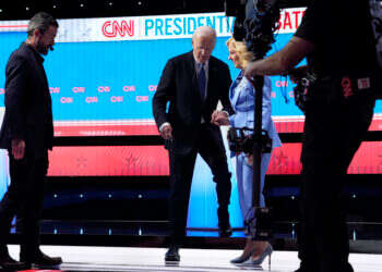 ג'יל ביידן מלווה את בעלה, נשיא ארה"ב ג'ו ביידן, בירידה מבמת העימות של CNN.  צילום: AP