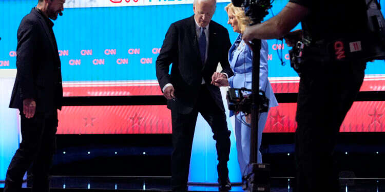 ג'יל ביידן מלווה את בעלה, נשיא ארה"ב ג'ו ביידן, בירידה מבמת העימות של CNN.  צילום: AP