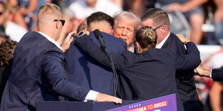 טראמפ לאחר הירי בפנסילבניה. צילום: איי.פי טראמפ לאחר הירי בפנסילבניה. צילום: איי.פי