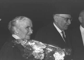 נשיא המדינה זלמן שזר ורעייתו רחל מגיעים לתיאטרון "הבימה", בתל אביב. צילום: משה פרידמן - לע"מ