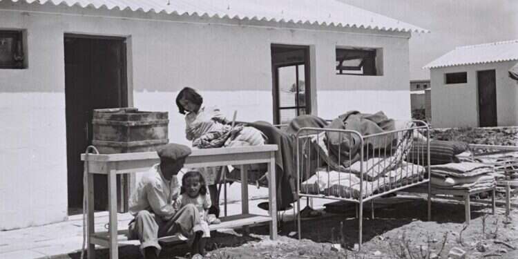 הנחת יסוד מוטעית של הגמוניה. עולים מרומניה בכרמיאל, שנות החמישים. צילום: משה פרידמן - לע"מ