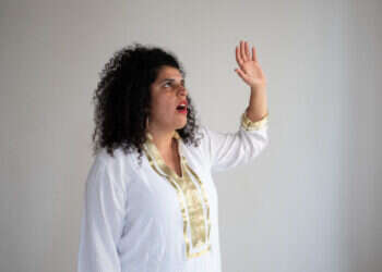 "הלוחשת לחיילים": אמנית הקול שעוברת בין החיילים הפצועים