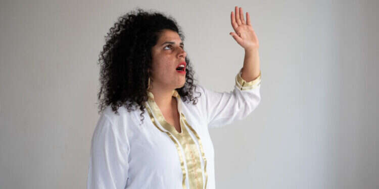 "הלוחשת לחיילים": אמנית הקול שעוברת בין החיילים הפצועים