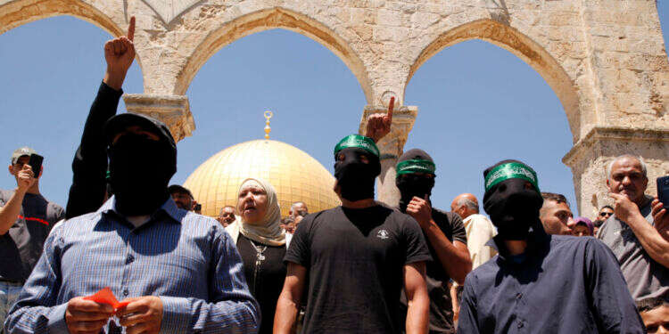 תומכי חמאס בהר הבית, 2017. צילום: סילמן ח'דר - פלאש 90 פעילי שמאל מתלוננים: המשטרה עיכבה אותנו כשצילמנו יהודים מתפללים בהר