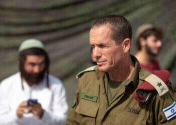 מפקד פיקוד המרכז לשעבר אלוף נדב פדן בחטיבת שומרון ב־2019. ברקע משמאל: צבי סוכות. צילום: שריה דיאמנט - פלאש 90