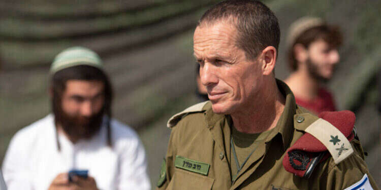 מפקד פיקוד המרכז לשעבר אלוף נדב פדן בחטיבת שומרון ב־2019. ברקע משמאל: צבי סוכות. צילום: שריה דיאמנט - פלאש 90 מפקד פיקוד המרכז לשעבר אלוף נדב פדן בחטיבת שומרון ב־2019. ברקע משמאל: צבי סוכות. צילום: שריה דיאמנט - פלאש 90