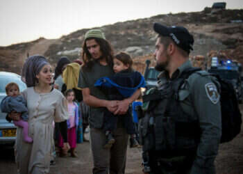 נריה זארוג עם משפחתו ביצהר, נובמבר 2019. פלאש90
 נריה זארוג עם משפחתו ביצהר, נובמבר 2019. פלאש90