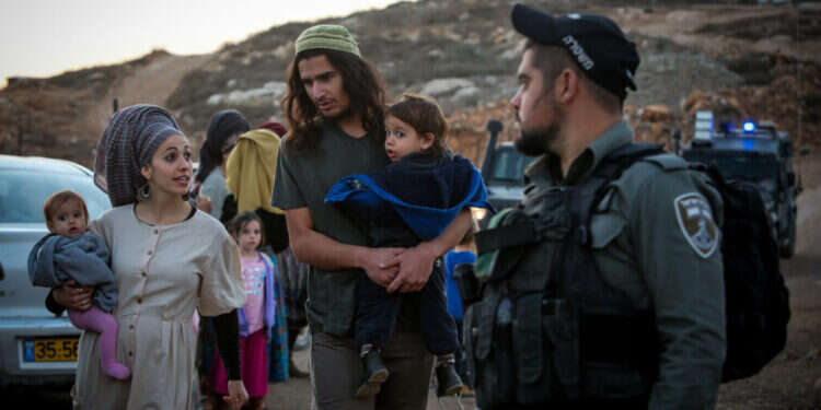 נריה זארוג עם משפחתו ביצהר, נובמבר 2019. פלאש90
 נריה זארוג עם משפחתו ביצהר, נובמבר 2019. פלאש90