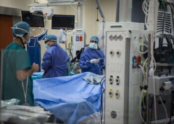 רופאים ישראלים בניתוח בבית החולים הדסה עין כרם. צילום: הדס פרוש - פלאש 90