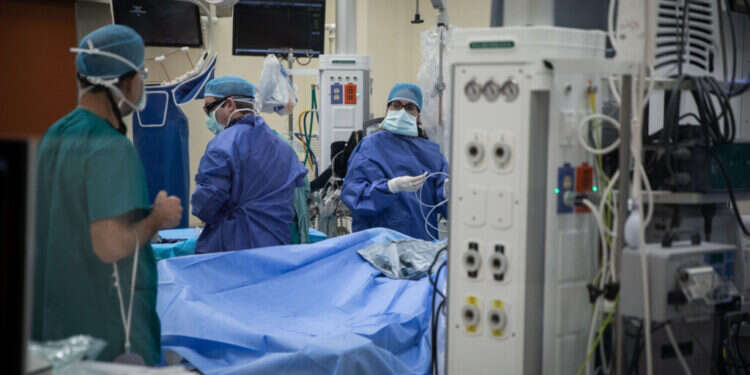 רופאים ישראלים בניתוח בבית החולים הדסה עין כרם. צילום: הדס פרוש - פלאש 90 רופאים ישראלים בניתוח בבית החולים הדסה עין כרם. צילום: הדס פרוש - פלאש 90