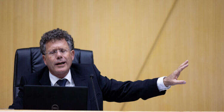 שופט בית המשפט העליון יצחק עמית. צילום: יונתן זינדל, פלאש 90 שופטי בג"ץ "סחטו" חרטה מגומגמת מהרופא באיכילוב שנאשם בהסתה