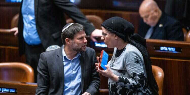 סמוטריץ' וסטרוק במליאה, 2022. צילום: אוליבייה פיטוסי, פלאש 90