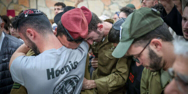 21 הרוגים, שלושה חטופים, מעל 300 פצועים: מספרי החיילים הבודדים