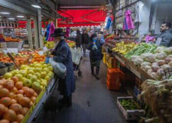 פירות וירקות בשוק מחנה־יהודה, ינואר 2024. צילום: חיים גולדברג, פלאש 90
