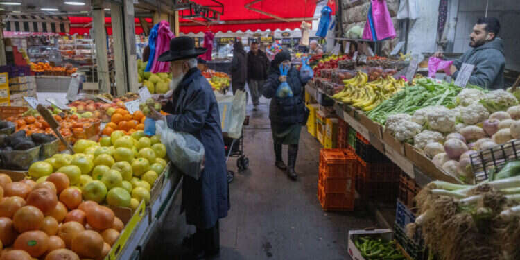 פירות וירקות בשוק מחנה־יהודה, ינואר 2024. צילום: חיים גולדברג, פלאש 90 פירות וירקות בשוק מחנה־יהודה, ינואר 2024. צילום: חיים גולדברג, פלאש 90