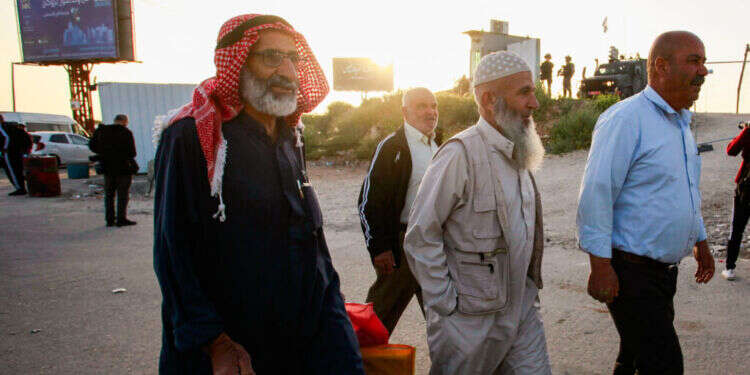 פלסטינים נכנסים לשטח ישראל דרך מעבר קלנדיה. צילום: נאסר אישתאייה, פלאש 90 האם בג"ץ יבטל את החוק המונע התאזרחות סיטונאית של פלסטינים?