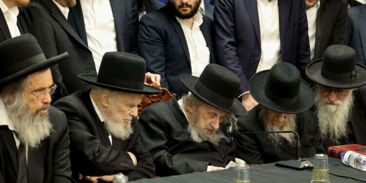 הרב דב לנדו ומנהיגי המגזר החרדי. צילום: שלומי כהן, פלאש 90 לקראת פיצוץ? הרבנים החרדים: לא להתגייס – גם במחיר מאסר