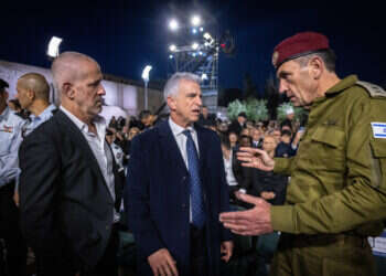 רונן בר, ראש השב"כ, ראש המוסד דוד ברנע ורמטכ"ל צה"ל הרצי הלוי בטקס יום השואה ביד ושם. 5 במאי 2024. צילום: חיים גולדברג - פלאש90