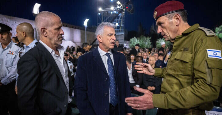 רונן בר, ראש השב רונן בר, ראש השב"כ, ראש המוסד דוד ברנע ורמטכ"ל צה"ל הרצי הלוי בטקס יום השואה ביד ושם. 5 במאי 2024. צילום: חיים גולדברג - פלאש90