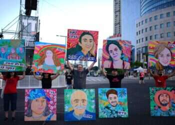 מיצג ציורי החטופים ליד הקריה בתל־אביב. צילום: תומר נויברג, פלאש 90