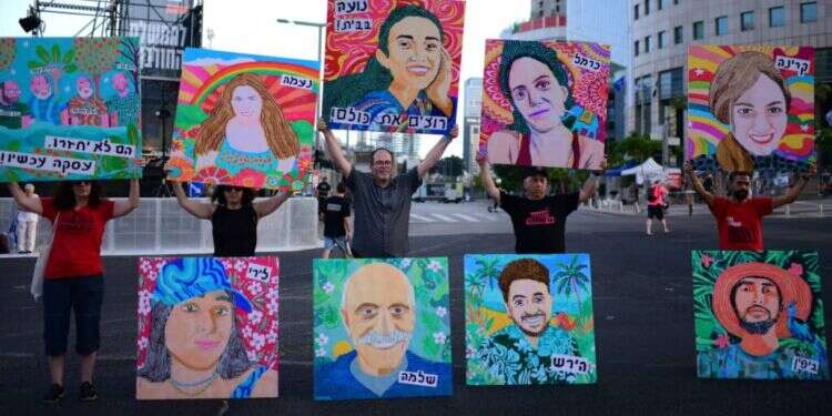 מיצג ציורי החטופים ליד הקריה בתל־אביב. צילום: תומר נויברג, פלאש 90