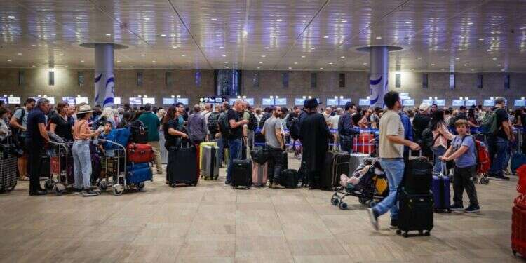 נוסעים בנמל התעופה בן גוריון. צילום: נתי שוחט / פלאש 90 הדברים שאסור לשכוח וההצעות לשדרוגים: מה לארוז לטיסה