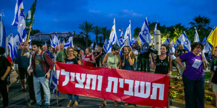 הפגנה בקיסריה בשבוע שעבר. צילום: פלאש 90 הפרקליטות אישרה לפתוח בחקירה בנוגע להסתה נגד נתניהו