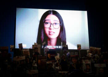 הסרטון של נועה ארגמני על מסך בהפגנה. צילום: אבשלום ששוני - פלאש 90