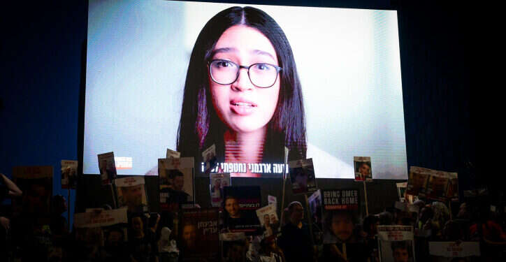 הסרטון של נועה ארגמני על מסך בהפגנה. צילום: אבשלום ששוני - פלאש 90 הסרטון של נועה ארגמני על מסך בהפגנה. צילום: אבשלום ששוני - פלאש 90