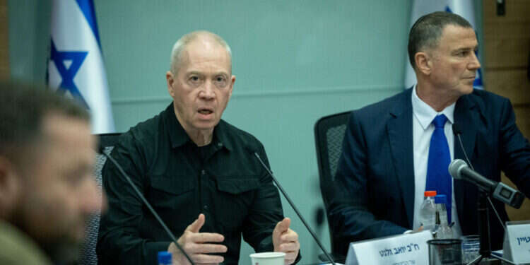 שר הביטחון יואב גלנט בדיון בוועדת החוץ והביטחון, היום. צילום: יונתן זינדל, פלאש 90 גלנט בדיון חסוי: צה"ל יכול לגייס השנה רק עוד 3,000 חרדים