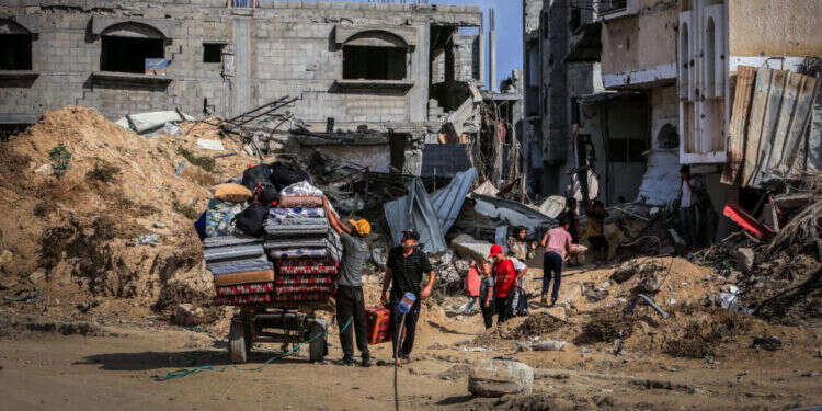 תושבי רצועת עזה מתפנים מחאן יונס. צילום: עאבד ראחים חאטיב, פלאש 90 פינוי אוכלוסיית עזה: איך יתמודד צה"ל עם הברחת חטופים?