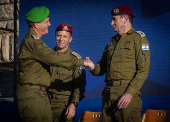 משמאל: אלוף יהודה פוקס, מחליפו אלוף אבי בלוט והרמטכ"ל הרצי הלוי, בטקס חילופי מפקד פיקוד המרכז, השבוע. צילום: אורן בן־חקון, פלאש 90