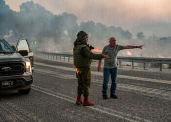 כוחות הביטחון סמוך לשרפה שנגרמה מנפילת רקטה בצומת נפח. צילום: מיכאל גלעדי - פלאש 90