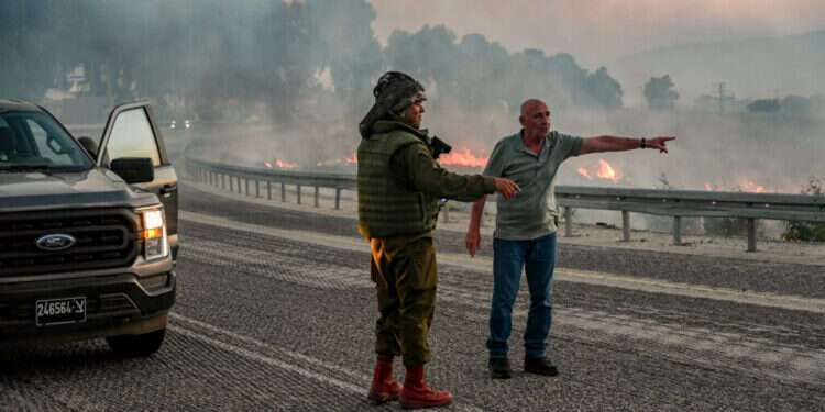 כוחות הביטחון סמוך לשרפה שנגרמה מנפילת רקטה בצומת נפח. צילום: מיכאל גלעדי - פלאש 90