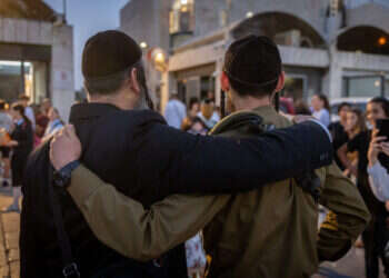 חיילי גדוד נצח יהודה ובני משפחותיהם בטקס השבעה בכותל המערבי, יולי 24'. צילום: חיים גולדברג - פלאש 90