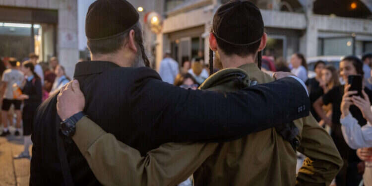 חיילי גדוד נצח יהודה ובני משפחותיהם בטקס השבעה בכותל המערבי, יולי 24'. צילום: חיים גולדברג - פלאש 90 חיילי גדוד נצח יהודה ובני משפחותיהם בטקס השבעה בכותל המערבי, יולי 24'. צילום: חיים גולדברג - פלאש 90