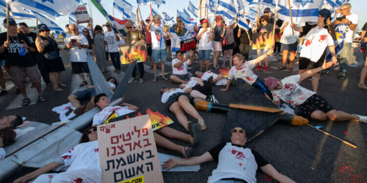 מחאה בצפון נגד הממשלה, בשבוע שעבר. צילום: אייל מרגולין, פלאש 90 מחאה בצפון נגד הממשלה, בשבוע שעבר. צילום: אייל מרגולין, פלאש 90