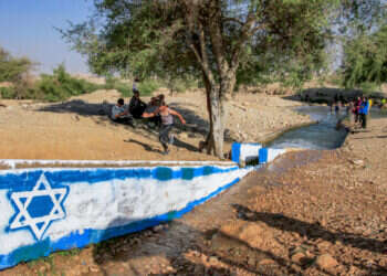 ישראלים ופלסטינים במעיין עוג'ה