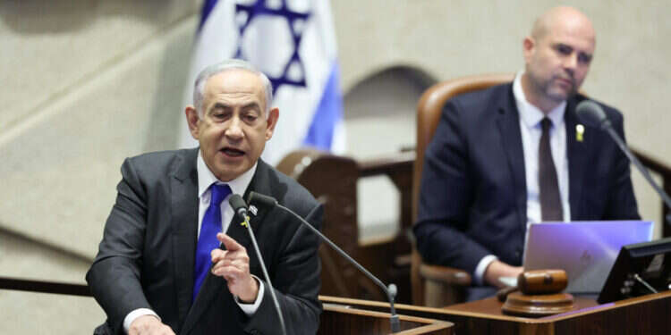 נתניהו בכנסת, הבוקר. צילום: Yonatan Sindel/Flash90 "חמאס מתחיל להתגמש – אתם הייתם נותנים למוחמד דף הסכם גז בעזה"